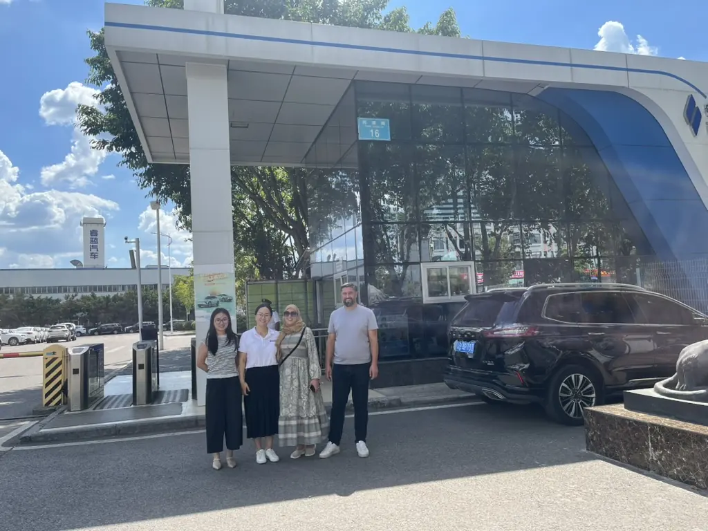 Overseas clients with Yuzhiyan team at company entrance