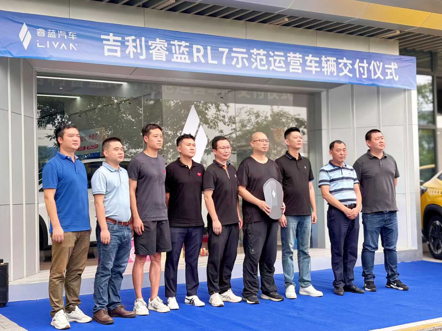 Group photo at LIVAN RL7 delivery ceremony